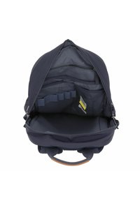 Un sac à dos bleu marine avec un intérieur spacieux, plusieurs poches, fermeture éclair, en matériau textile, et une poignée texturée pour une meilleure prise.