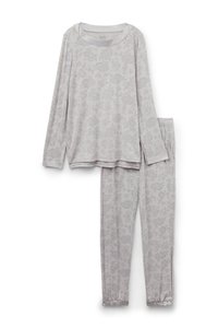 Pyjama-set bestaande uit een langemouwen top en elastische taillebroek in lichtgrijs met subtiel bloemenpatroon en satijnen afwerking bij de halslijn en cuffs.