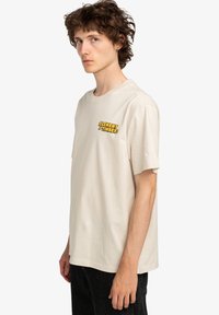 Element LEADER OF THE LOST - Apdrukāts T-krekls - oat milk
