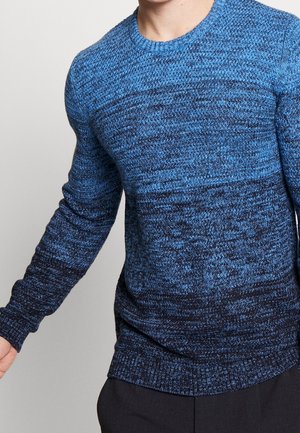 Pull en tricot bleu avec un dégradé allant du bleu clair au bleu marine, manches longues, encolure ronde et tissu texturé.