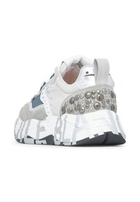 Zapatilla chunky con una combinación de colores blanca y gris, materiales de ante y malla, acentos metálicos y un detalle en el talón con patrón texturizado.