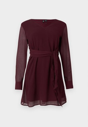 Bordeaux knielange jurk met lange doorschijnende mouwen, V-hals en een gestrikt tailleband. Gemaakt van lichtgewicht, gestructureerde stof.