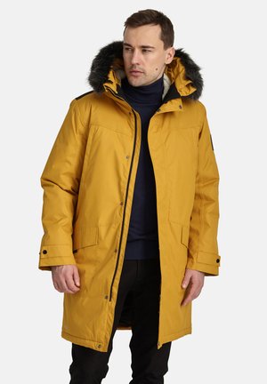 Geltonas izoliuotas parka švarkas su dirbtiniu kailiu išklota kapuliu, priekinis zip uždarymas, dvi šoninės kišenės ir reguliuojami rankogaliai.