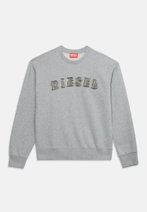 Lysegrå langærmet sweatshirt med "DIESEL" i store teksturerede bogstaver tværs over brystet og en rød etiket inde i kraven.