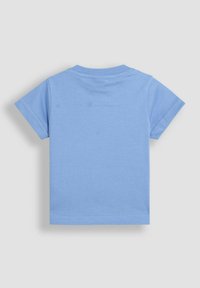 Lyseblå kortærmet t-shirt, lavet af bomuldsstof, rund hals, glat tekstur, uden mønstre eller designs.