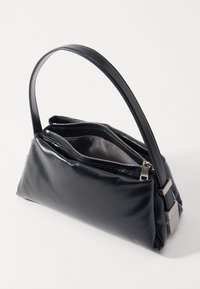 Borsa a tracolla in pelle nera con un design strutturato, doppio scomparto con zip e manico corto. Presenta dettagli metallici in argento.