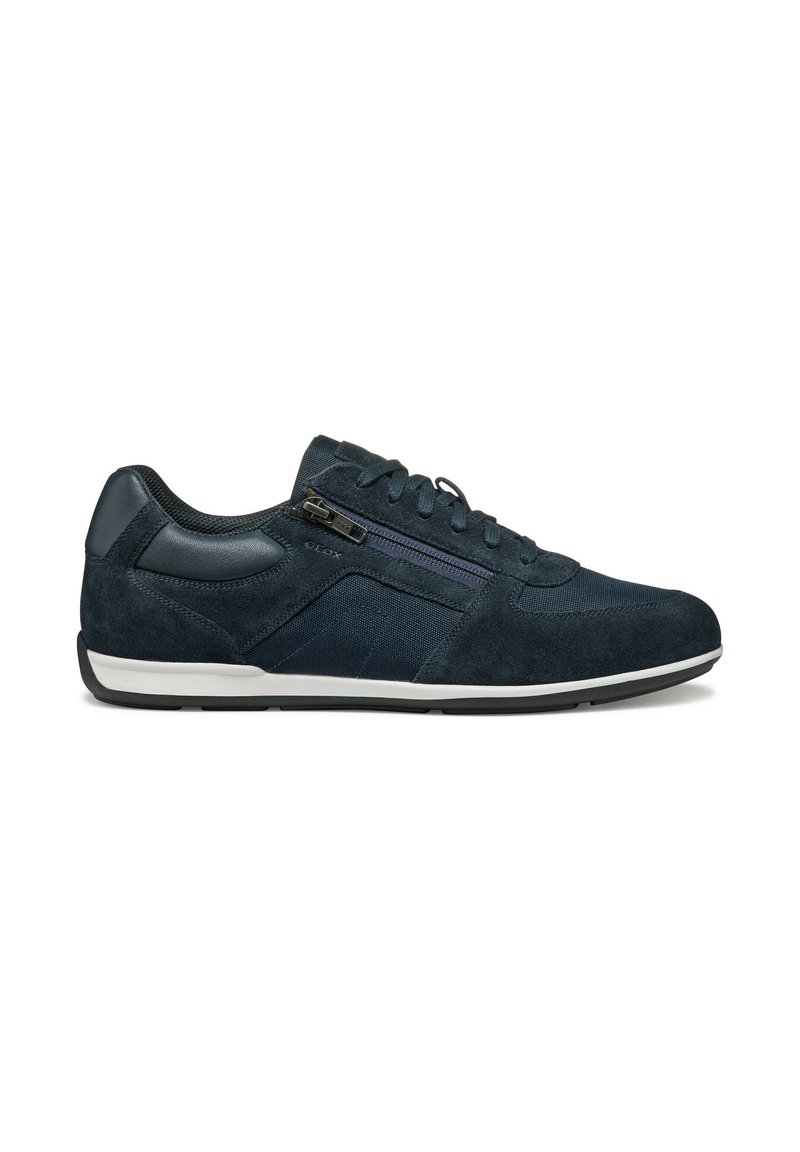 Sneakers in suede blu navy con dettagli in rete, chiusura laterale con zip per facilitare l'uso e suola in gomma bianca. Presentano cuciture minime e un design classico.