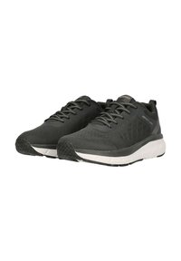 Ein Paar schwarz-graue Sportlaufschuhe mit weißen Sohlen, Obermaterial aus Mesh und Schnürsenkeln, schräg dargestellt, um die Vorder- und Seitenansicht zu zeigen.