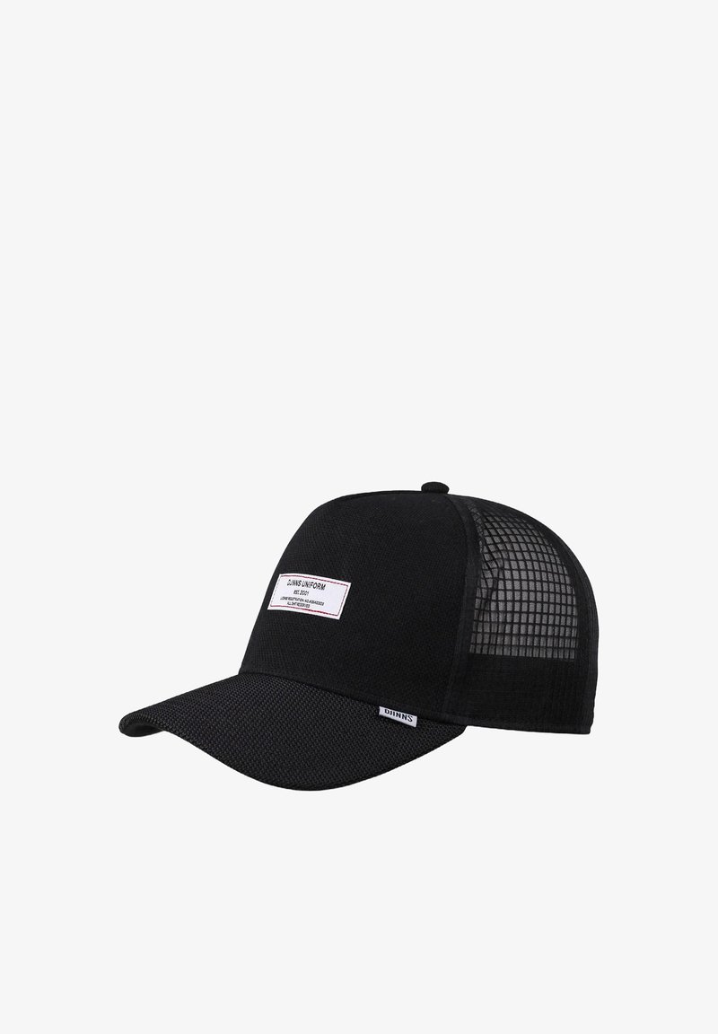 Schwarze Kappe mit einer soliden Vorderseite, Mesh-Rücken und flachem Schirm. Mit einem Markenpatch auf der Vorderseite. Strukturierter Stoff, verstellbarer Riemen.