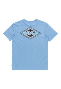 Světle modré bavlněné tričko s černým grafickým obrazcem ve tvaru diamantu, který má na zadní straně barevné vlnité vzory. Krátké rukávy a design s kulatým výstřihem.