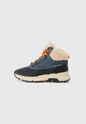 Baskets montantes avec un dessus bleu marine, semelle en caoutchouc noir, lacets orange et col en fausse fourrure. Présence de la marque Geox sur le côté.