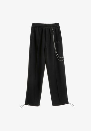 Pantalones negros de pierna ancha con cintura elástica, bolsillos delanteros, detalle de cadena metálica en el lado derecho y cordones ajustables en los bajos.