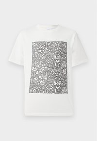 Hvit bomull T-skjorte med svart linjekunstdesign som har ulike abstrakte former, ansikter og tekst inkludert "MORO," "KJÆRLIGHET," og "FØLE."