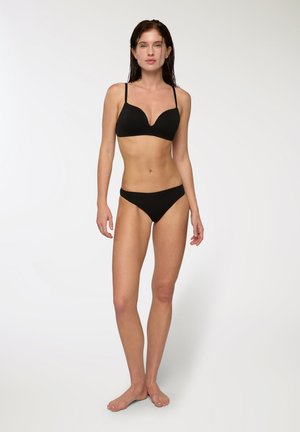Set bikini nero composto da un top triangolare imbottito a scollatura bassa con spalline sottili e un fondo coordinato a vita bassa, realizzato in tessuto liscio ed elastico.