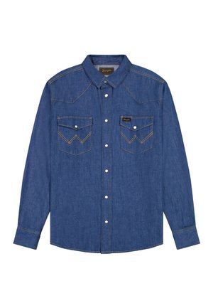 Μπλε πουκάμισο από τζιν με μακριά μανίκια, κουμπιά μπροστά, δύο τσέπες στο στήθος με καπάκια και μεταλλικά κουμπιά πίεσης, καθώς και ορατή αντίθετη ραφή.