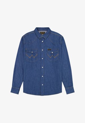 Μπλε πουκάμισο από τζιν με μακριά μανίκια, κουμπιά μπροστά, δύο τσέπες στο στήθος με καπάκια και μεταλλικά κουμπιά πίεσης, καθώς και ορατή αντίθετη ραφή.