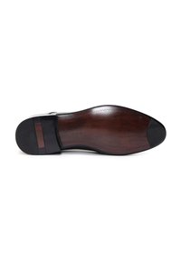 Semelle de chaussure en cuir noir avec une finition polie, comportant une couche en bois brun lisse et des accents en caoutchouc noir texturé au niveau des orteils.