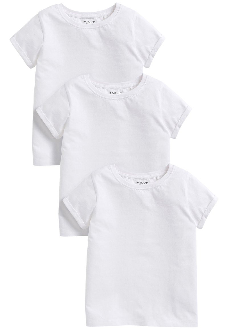 Trois t-shirts en coton blanc empilés. Chacun présente des manches courtes, un col rond et un design simple sans embellissements.