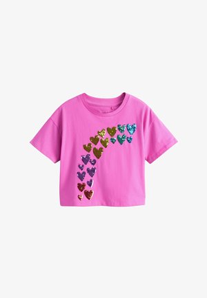 Erkroosa lühikeste varrukatega t-särk erksate roosade toonidega, kus vasakul eesrindel moodustavad mitmevärvilised litritega südamed kaare.