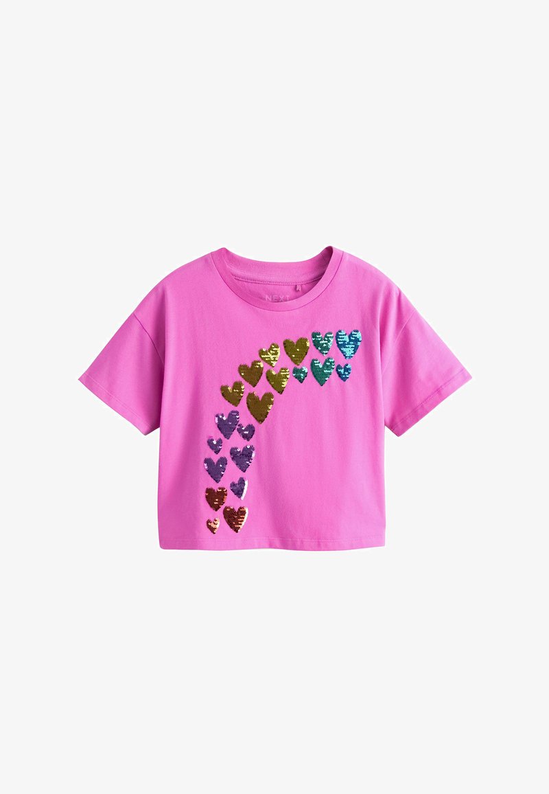 Svetloružové tričko s krátkym rukávom s viacfarebnými flitrovanými srdiečkami, ktoré tvoria oblúk na prednej ľavej strane.