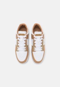 Lacoste COURT CAGE  - Joggesko - white/brown