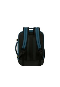 Blå och svart ryggsäck med vadderade axelremmar, nätpaneler och ett robust handtag. Har en ren design och justerbara remmar.