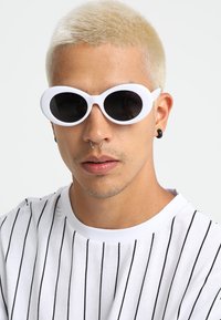 Urban Classics COBAIN - Gafas de sol - white/smoke