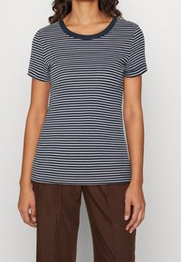 Marinblå och vit randig kortärmad topp med rund halsringning, tillverkad av mjukt material, med en avslappnad passform och enkel design.