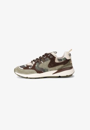 Sneaker met een bruin, groen en beige camouflagepatroon, suède en mesh panelen, witte zool en een trek-lus bij de hiel.