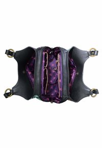 Zwarte leren handtas met gouden hardware, met een compartiment interieur bekleed met paarse stof versierd met roze bloemenpatronen.