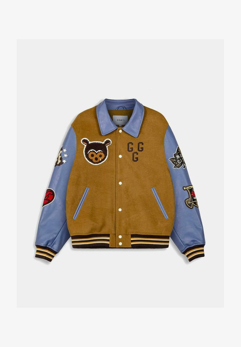 Bruine en blauwe varsityjack met een suède lichaam, leren mouwen, geborduurde patches, geribde manchetten en onderrand, en drukknoopsluiting.