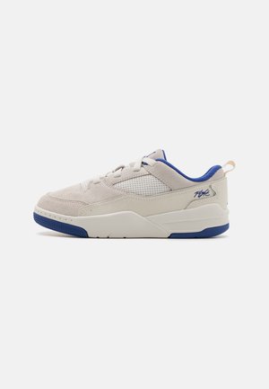 Beżowy sneaker z niską cholewką, niebieską podszewką, panelem z siateczki, nakładkami z zamszu i skóry, białą podeszwą oraz niebieskimi akcentami na podeszwie na białym tle.