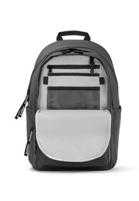 Grauem Rucksack mit mehreren Fächern, darunter eine große Vordertasche, ein Netzpaneel und verstellbare Träger. Hergestellt aus strapazierfähigem Gewebe.
