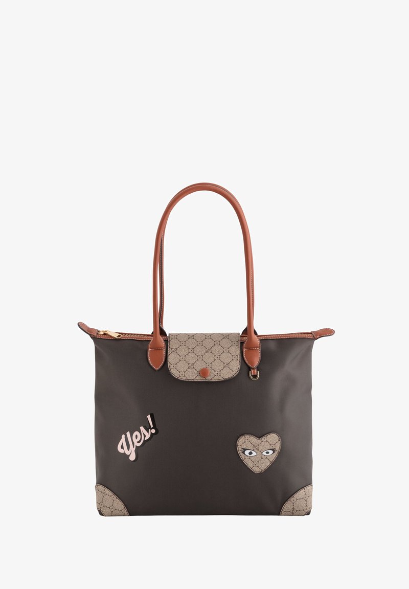 Bolsa tote con cuerpo de tela gris oscuro, asas de cuero marrón y una solapa de lona con un patrón de monograma. Incluye parches decorativos.