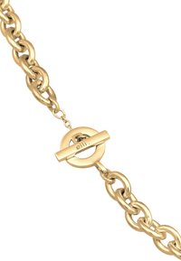 Goldfarbener Kettenarmreif mit großen, ineinandergreifenden Gliedern und einem runden Toggle-Verschluss mit einem horizontalen Balkenakzent. Glatte metallische Textur.