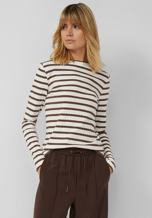 Maglia a maniche lunghe a coste con strisce orizzontali marroni e bianche. Design con scollo rotondo e forma aderente, abbinata a pantaloni scuri.