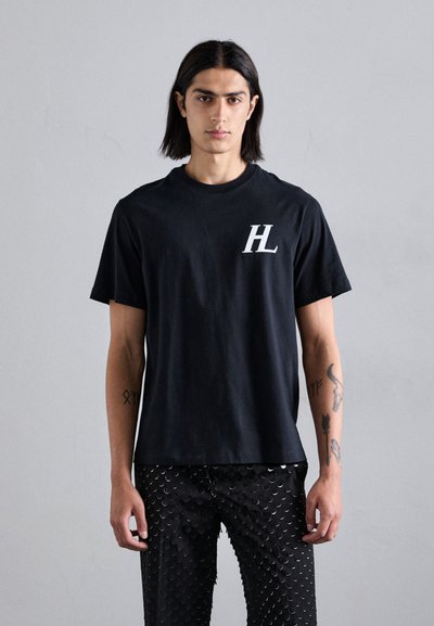 Mustad mustade lühikeste varrukatega T-särk, mis on valmistatud puuvillast, vasakul rinnal valge "HL" logo. Omab ümmargust kaelust ja lõdva istuvust.