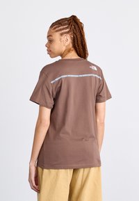 The North Face ZUMU TEE - T-shirts med print - smokey brown