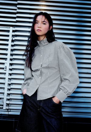 Bershka, LONG SLEEVE FUNNEL NECK CHECK - SHIRT - Chemisier - beige