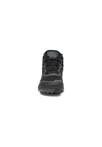 Scarpa da ginnastica nera con superficie testurizzata, design con lacci, colletto imbottito e suola in gomma dotata di piccole scanalature per la trazione.