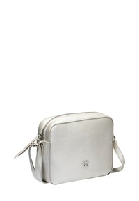 Silberne Leder-Umhängetasche mit strukturierter Oberfläche, rechteckiger Form, Reißverschluss oben und kleinem Logo auf der Vorderseite. Verstellbarer Träger.
