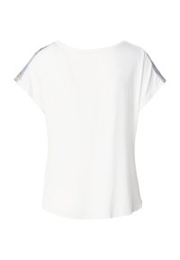 Camiseta blanca de manga corta con escote redondeado y detalles con estampado azul en los hombros. Tela lisa y ligera. Corte regular.