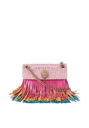Kleine roze handtas met meerkleurige franjes, gouden kettingriem en strass versiering op de klep.