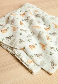 Musselintuch mit Tiermotiven in Orange, Grau und Grün auf einem weißen Hintergrund. Leicht, weich im Griff, rechteckige Form.