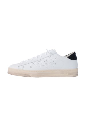 Zapatillas de cuero blancas con diseño perforado, punta redondeada y suela de goma beige. Acento negro en el talón con detalle del logo de la marca.