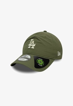 Cappellino da baseball verde oliva con logo ricamato "LA", fascia regolabile e visiera curvata. Presenta il marchio New Era sul lato.