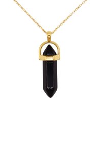 Zwarte kristallen hanger met een spitse punt en gouden hardware, voorzien van een lusvormige bail en een gesp detail aan een fijne gouden ketting.