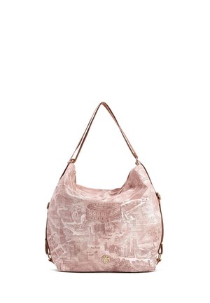 Borsa a mano in tessuto rosa con stampa in rilievo di una mappa, tracolla marrone e un accento del logo dorato. Superficie morbida e testurizzata con un design morbido.