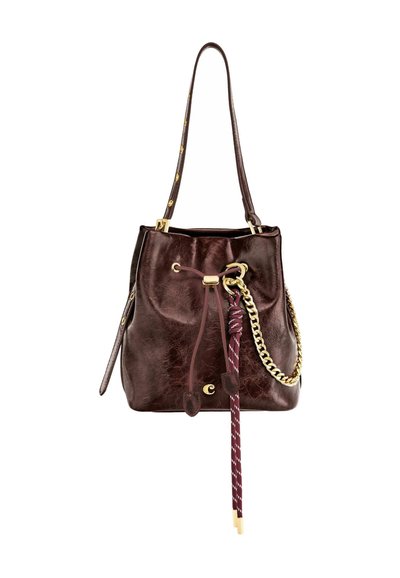 Temno rjava usnjena torba v obliki vedra z nastavljivim naramnim trakom, zlatim verižnim detajlom ter bordo rdečim vrvnim zapiranjem z zlatimi konicami in belim šivanjem.