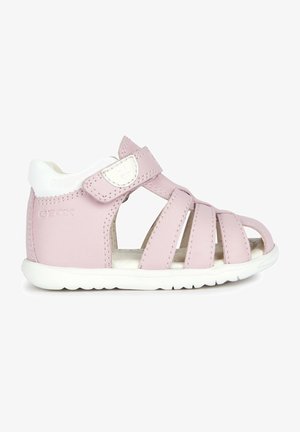 Lys pink lædersandal med flere stropåbninger, hvid polstret sål, justerbar Velcro-strop og subtile syninger.